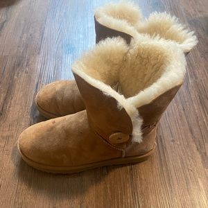 UGG Bailey Button II